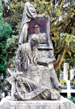 Nadgrobni spomenik Giovanniju Fumiju djelo Ivana Rendića nalazi se na groblju Kozala