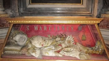 Mumija Svetog Marcijana na bočnom oltaru sv. Antuna Padovanskog